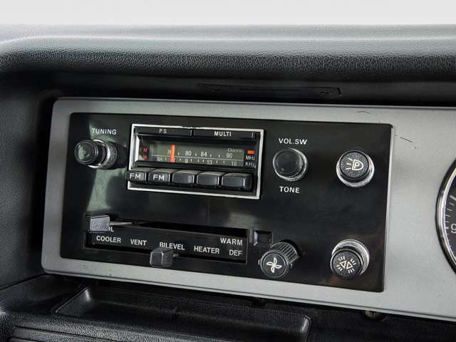 純正のラジオと空調コントロールです。ラジオはAM/FMの切り替えになっており、別商品のフェアレディSP311の1966年製はAMのみでした。シルバーベースパネルがスポーティーさを表現しています。