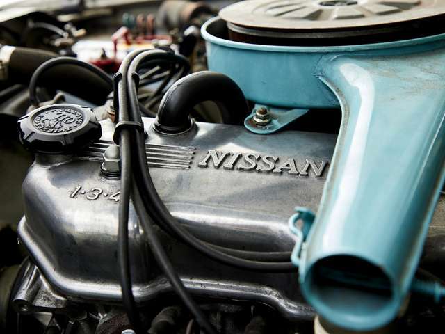 NISSAN表示のヘッドカバーエンジンルームも比較的きれいです。