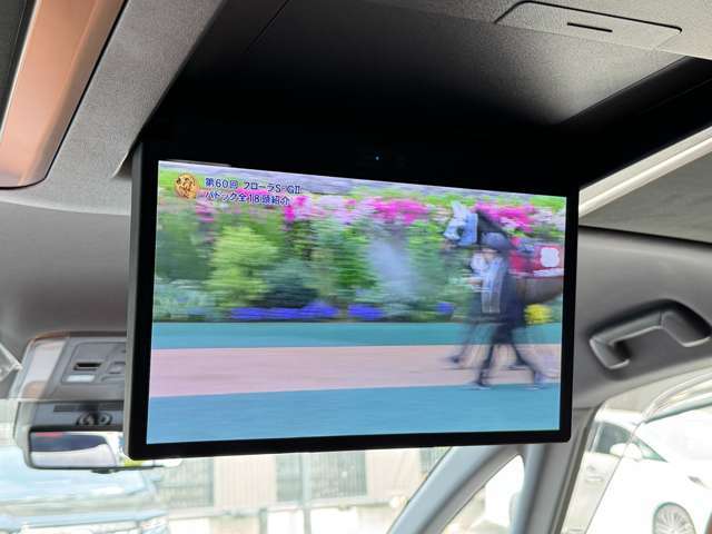 【フリップダウンモニター】後席モニターを装備しております！2列目の過ごしやすさがかなり変わる装備となります。ロングドライブでも飽きずに楽しめること間違いなしです☆　お子様からも大人気な装備となります！