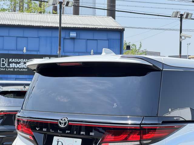 存在感と高級感を兼ね備えたデザインが特徴。力強いフロントマスクから、流麗なサイドラインまで、すべてが洗練されています。どの角度から見ても、その風格と優雅さが際立ち、乗るたびに特別な気分を演出できます！