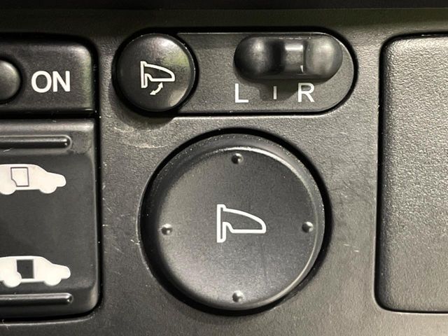 【電動格納ミラー】サイドミラーは電動格納式となっており、狭い駐車場でもキズがつくリスクを抑えられます。