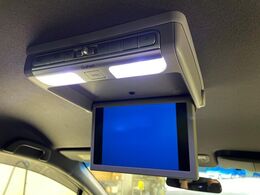 【フリップダウンモニター】大画面モニターで後席でもエンタメをお楽しみいただけます。小さなお子様にも大人気の装備です♪