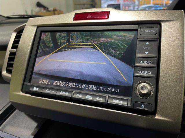 【バックカメラ】駐車時に後方がリアルタイム映像で確認できます。大型商業施設や立体駐車場での駐車時や、夜間のバック時に大活躍！運転スキルに関わらず、今や必須となった装備のひとつです！