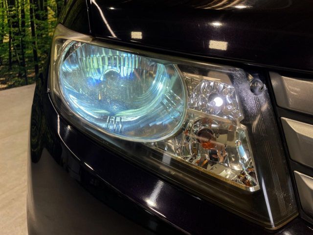 【HIDヘッドライト】非常に明るく前方を照らしてくれるので、悪天候や夜間の走行時も視界良好で安心してお乗りいただけます。