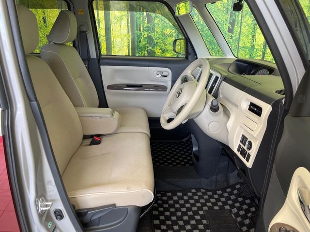 運転席シート廻りは使用感も少なく、良好な状態となっています。前オーナー様が丁寧に使っていたことがよくわかりますね。