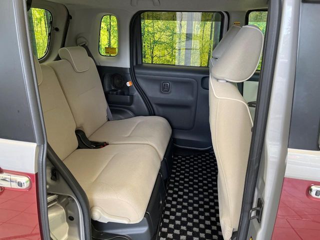 後部座席も気になるようなキズ・汚れやへたり等、大きなダメージはなく、良好な状態です。