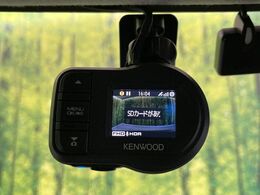 【ドライブレコーダー】安心・安全なカーライフに必須のドライブレコーダーを装備！走行中はもちろん、あおり運転や事故に遭遇した際の状況も映像で記録し、万一のリスクに備えます。