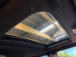 【サンルーフ】開放感たっぷりの希少装備、サンルーフが装着されています！車内に明かりを取り入れたり景色を楽しむ以外にも、車内の空気も簡単に換気できて快適です！