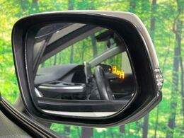 【ブラインドスポットモニター】走行中、ドアミラーの死角になりやすい箇所に後続車が接近するとサイドミラーのレンズに警告を表示！ドライバーに注意喚起をしてくれます。