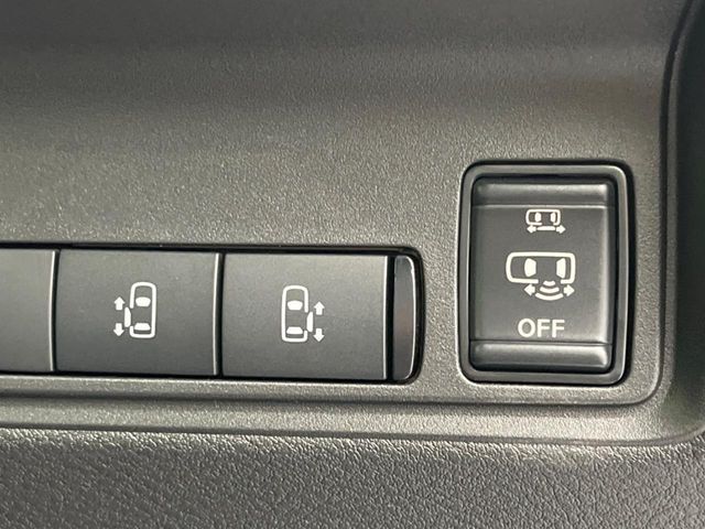 【ハンズフリー機能付き両側パワースライドドア】スライドドアの下に足先を入れてすぐ引くと、自動的にスライドドアが開閉します！荷物で両手がふさがった状態でも、ドアの開閉ができてとっても便利！