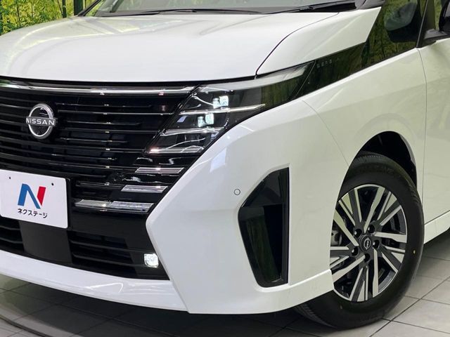 【LEDヘッドライト】悪天候や夜間走行時も良好な視界を確保し安心して運転できる高輝度LEDヘッドライトを装備！点灯速度が早く、消費電力も抑えられています。