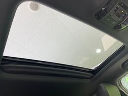 【サンルーフ】開放感たっぷりの希少装備、サンルーフが装着されています！車内に明かりを取り入れたり景色を楽しむ以外にも、車内の空気も簡単に換気できて快適です！