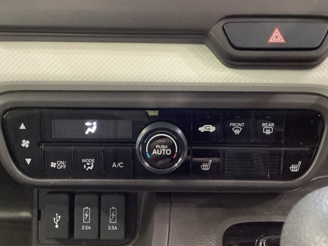 セレクトレバーの左上にオートエアコンがついてますので簡単操作で快適に過ごせます。シートヒータースイッチ内蔵で前席の左右別々に2段階で温度設定ができます。