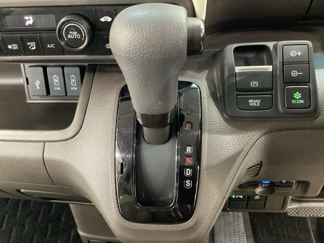 CVT車のセレクトレバーです。低速から高速まで、変速ショックのないスムーズな走りを実現するとともに、エンジン効率のよい領域を維持することで燃費にも貢献します。