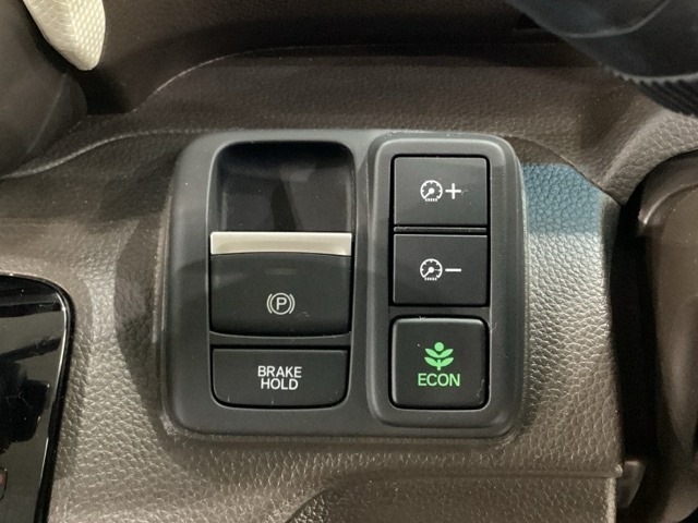 セレクトレバーの右に電子制御パーキングブレーキがあります。スイッチひとつで、停車した地点の傾斜などをシステムが検知・判断してブレーキ力を自動的に最適制御し、しっかり停車できるパーキングシステムです。