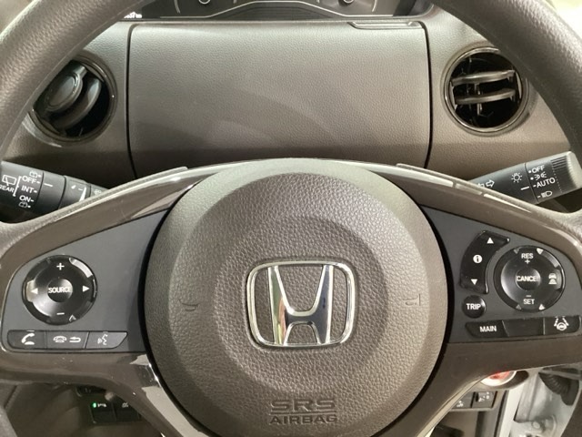 ハンドルにHondaセンシング系のクルーズコントロールやレーンキープアシストなどのスイッチと、オーディオの操作スイッチが装備されています。ハンドルから手を離さず安全に操作できます。
