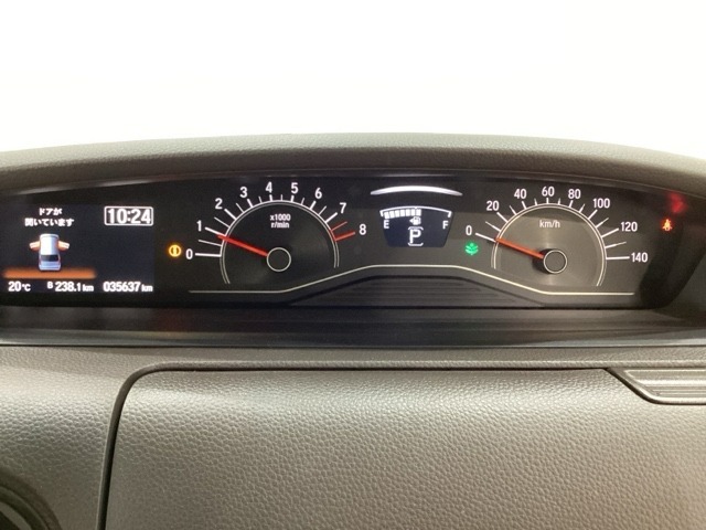スピードメーターとタコメーターを大きく配した見やすいメーター部になっています。左側のインフォメーション画面でオドメーターや燃費などの情報を確認できます。