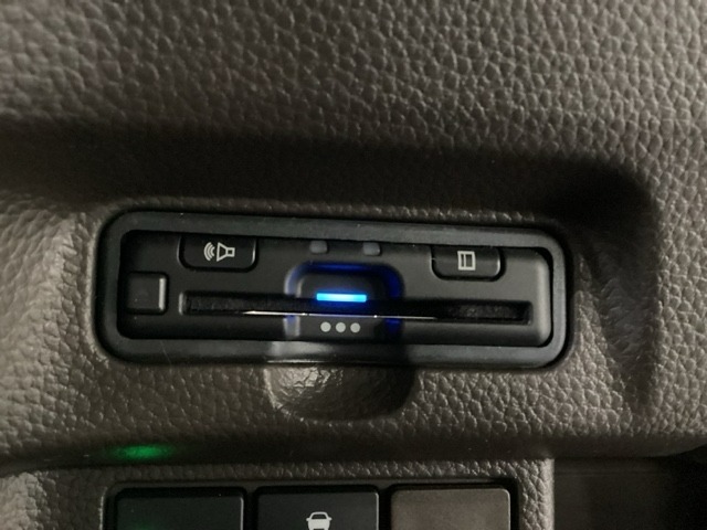 ハンドルの左下にETCがついています。高速道路の料金所の通過も楽々です。　カードの取り出しもしやすい場所についています。