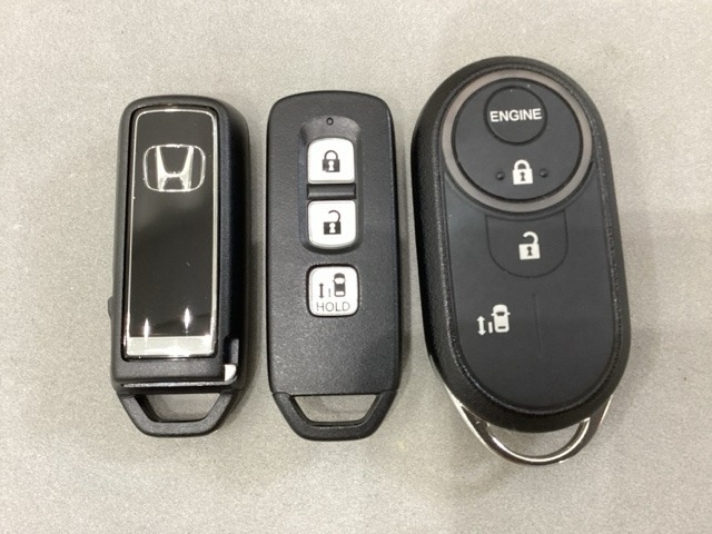 スマートキー付きですからドアロックの開閉およびエンジンスタートが楽々です。電動スライドドアの開け閉めもボタンで操作できます。加えて、純正リモコンエンジンスターター用の操作キーもついています。