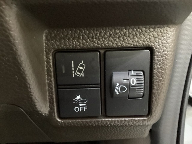 ハンドルの右側にはヘットライトリベライザーとHondaセンシング用のメインスイッチがついています。ヘッドライトリベライザーは道路状況や積荷の加重に応じてライトの高さを調節できます。