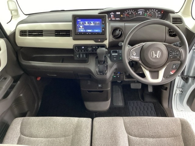 車内は光触媒抗菌消臭施工済です。インパネ周りはスタイリッシュなデザインで機能や装備も充実しています。グローブボックスやカップホルダーのほかにトレーなどたくさんの収納スペースが付いています。