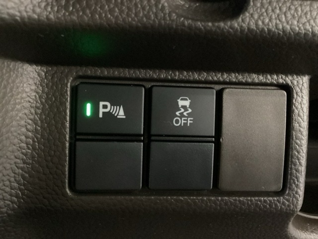 VSA装備車です。VSAはドライバーの操作と車の動きを見守っています。もし車の挙動が乱れたとき、4輪別々にブレーキをかけたり、エンジンパワーをしぼることによって車を安定させます。