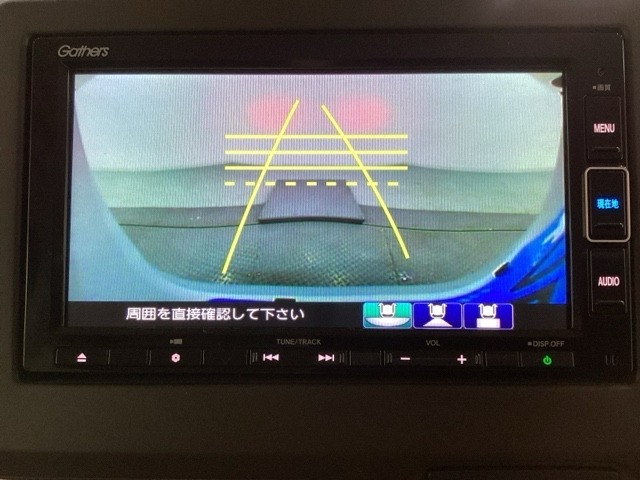 バックでの車庫入れも安心です！　リアカメラが付いているバックモニター付のナビを装備しております。操作線もついており距離感も画面から確認できます。
