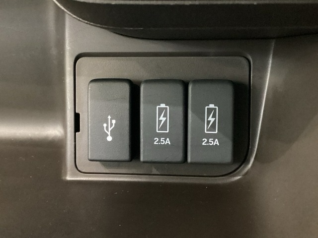 エアコン操作パネルの下に、スマートフォンなどの充電可能なUSB端子が2個、音源などの外部入力の可能なUSB端子が1個ついています。移動中に充電もできるので便利です。