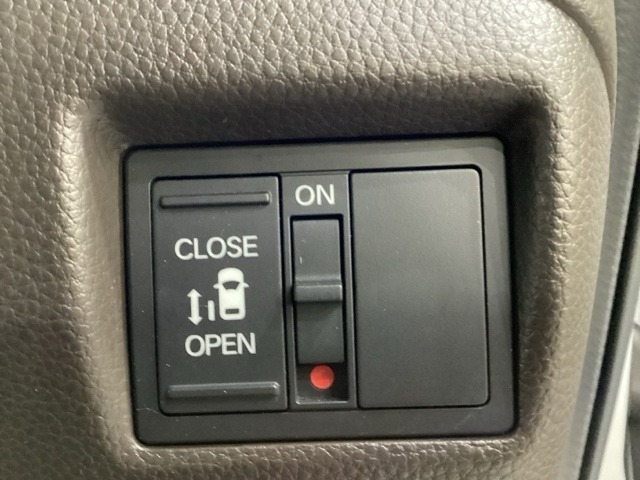 左側電動スライドドアは運転席からでも操作ができるように、ハンドル付近に開閉の操作スイッチが付いています。