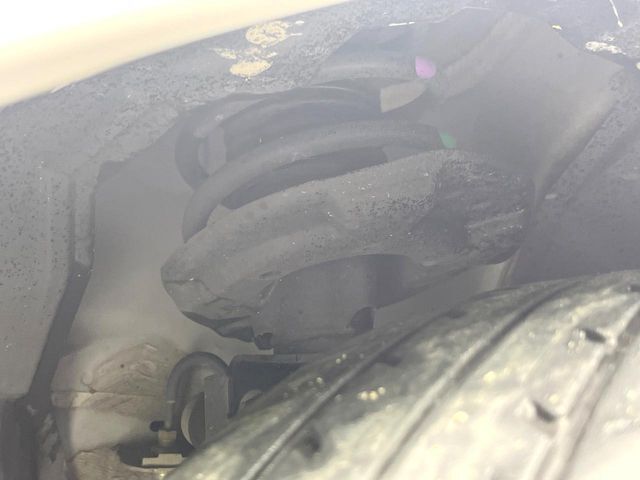 お車を安心してお乗りいただく為には、足回りの定期点検が欠かせません。サービスサポート（有償保証）では無料点検もご提供しており、安心のカーライフをお過ごしいただけるサポート体制が整っています。