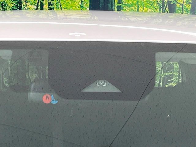 【エマージェンシーブレーキ】走行中に前方の車両等を認識し、衝突しそうな時は警報とブレーキで衝突回避と被害軽減をアシスト。より安全にドライブをお楽しみいただけます。