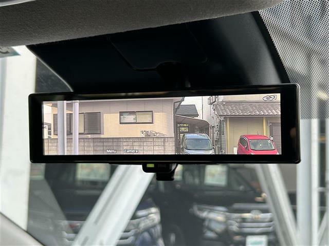 【デジタルルームミラー】車両後方カメラの映像をルームミラーに映すことが出来ます。　そのため、後席に人や荷物があって後方が見えづらい場合でもしっかり視界を確保することが出来ます。