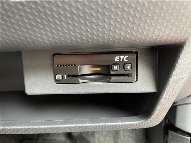 【ETC】有料道路を利用する際に料金所で停止することなく通過できる、ETC車載器（ノンストップ自動料金収受システム機器）が装備されています。セットアップを行うことで利用可能になります。