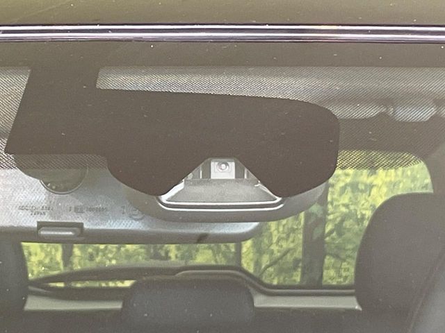 【エマージェンシーブレーキ】走行中に前方の車両等を認識し、衝突しそうな時は警報とブレーキで衝突回避と被害軽減をアシスト。より安全にドライブをお楽しみいただけます。
