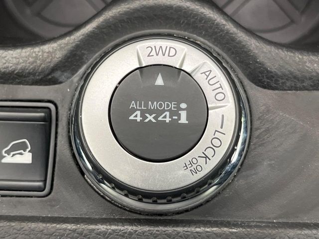 【オールモード4×4】2WD/4WDモードを手軽に切り替え可能。燃費重視の2WD、スタック時に役立つLOCK、AUTOモードでは4WDの配分を自動で調整し、路面状況を問わず安定した走りをサポート。
