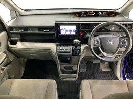 車内は光触媒抗菌消臭施工済です。インパネ周りはスタイリッシュなデザインで機能や装備も充実しています。グローブボックスやカップホルダーのほかにトレーなどたくさんの収納スペースが付いています。