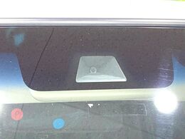 【ホンダセンシング】走行中に前方の車両等を認識し、衝突しそうな時は警報とブレーキで衝突回避と被害軽減をアシスト。より安全にドライブをお楽しみいただけます。