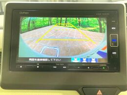 【バックカメラ】駐車時に後方がリアルタイム映像で確認できます。大型商業施設や立体駐車場での駐車時や、夜間のバック時に大活躍！運転スキルに関わらず、今や必須となった装備のひとつです！
