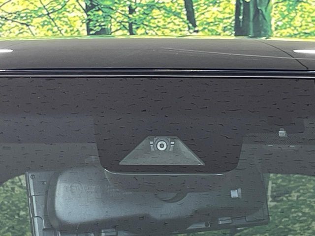 【トヨタセーフティセンス】走行中に前方の車両等を認識し、衝突しそうな時は警報とブレーキで衝突回避と被害軽減をアシスト。より安全にドライブをお楽しみいただけます。