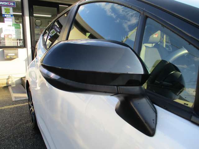 電動格納＆ミラー角度調整機能つき！