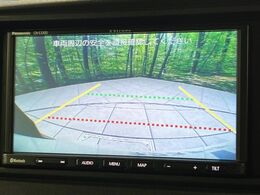 【バックカメラ】駐車時に後方がリアルタイム映像で確認できます。大型商業施設や立体駐車場での駐車時や、夜間のバック時に大活躍！運転スキルに関わらず、今や必須となった装備のひとつです！