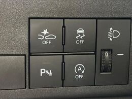 【スマートアシスト】走行中に前方の車両等を認識し、衝突しそうな時は警報とブレーキで衝突回避と被害軽減をアシスト。より安全にドライブをお楽しみいただけます。
