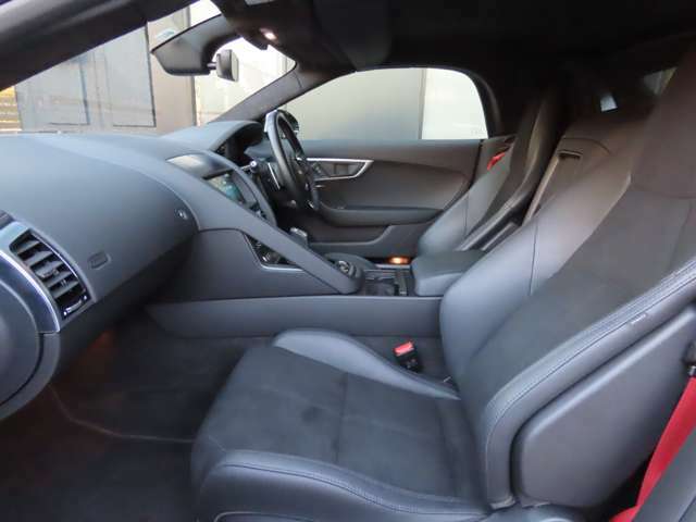 運転席・助手席共に電動調整シート・シートヒーターを搭載。こちらは58,000円のメーカーオプションとして装着されております。