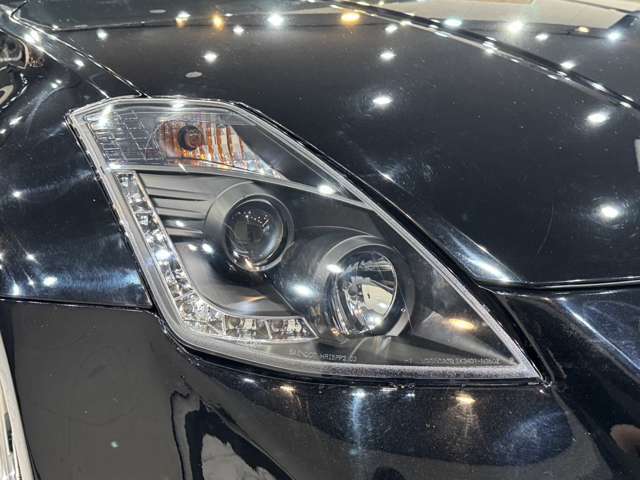 中古車ですのでくもりが出ていることも多いので磨きの施工をしております。必要に応じて新品へ交換もしております。