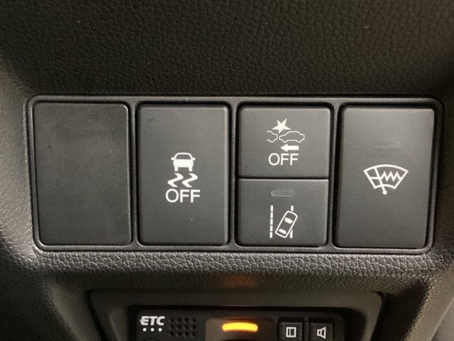 Hondaセンシング用の、VSA（ABS＋TCS＋横滑り抑制）解除とレーンキープアシストシステムのメインスイッチなどはハンドルの右側に装備しています。