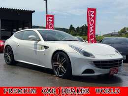 ボディーカラーはオプションホワイトパールカラー、ビアンコイタリアです！