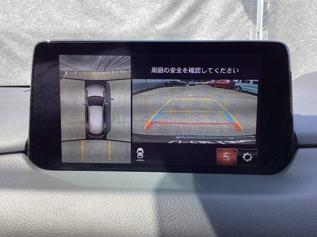 狭い場所での駐車やすれ違いなどでより的確な運転操作に役立つ360°ビューモニターが装備されています。