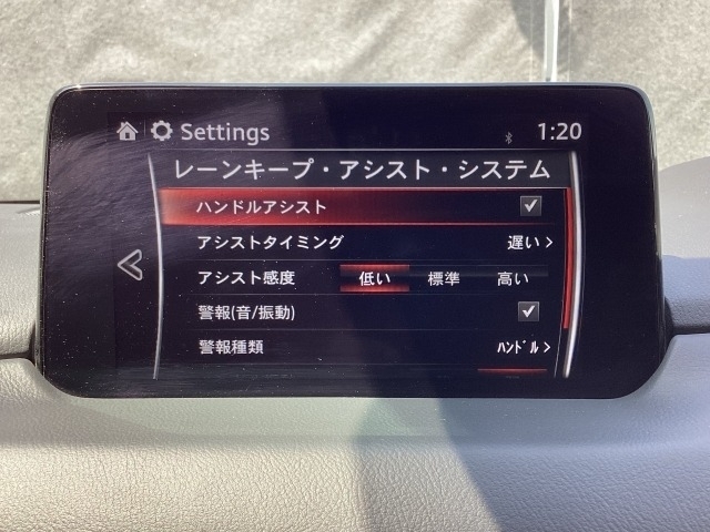 ハンドル操作をアシストすることにより車線からの逸脱回避を支援します。