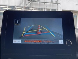 バックモニター付きです。車の後方に小型カメラが付いており、バックする際の後方の様子をモニター上に表示します。