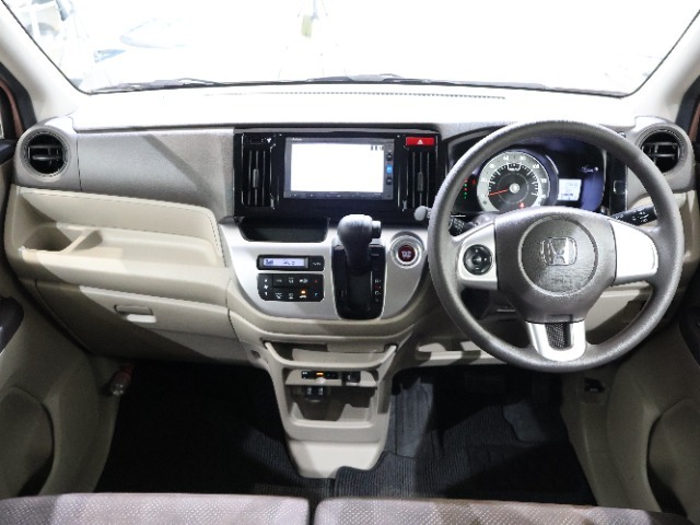 操作性に優れた運転席となります！小物入れや各ボタンの配置にこだわり、使いやすいです！座り心地もよく視認性も良好なのでロングドライブもお任せ下さい！